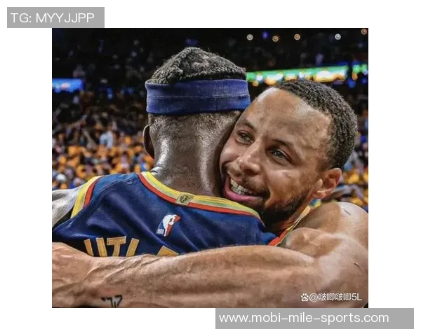 库里赞扬队友表现出色强调团队合作的重要性与团结精神